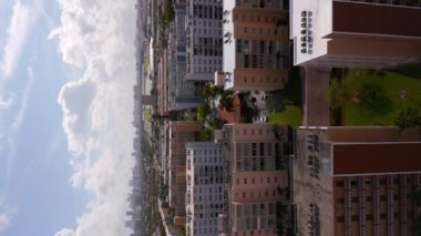 İnsansız hava aracı videosu Hallandale Sahili yerleşim binaları 2023