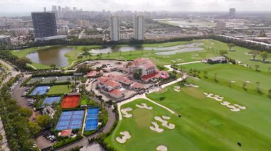 Hallandale, FL, ABD - 1 Aralık 2023: Shell Bay Club Hallandale Beach Florida golf sahası 4k
