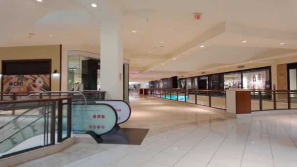 2023年12月1日 商店开门前穿过Aventura购物中心 — 图库视频影像