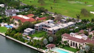 Miami Beach, FL, ABD - 11 Aralık 2023: Aerial stock video Tom Brady 'nin Indian Creek Miami Beach konağı yapım aşamasında