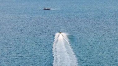 Dalgacı bir jeti yüzen bir rıhtıma indiren adam.