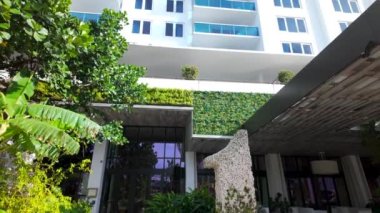 Miami Beach, FL, ABD - 12 Aralık 2023: 1 Miami Beach Sahili manzaralı bina için öne eğildi