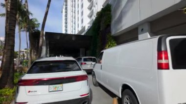 Miami Beach, FL, ABD - 12 Aralık 2023: 1 Hotel Miami Beach vale rampasına varış