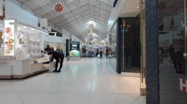 Miami, FL, ABD - 12 Aralık 2023: Dolphin Mall 4k stok görüntüleri