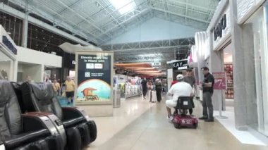 Miami, FL, ABD - 12 Aralık 2023: Dolphin Mall 2001 Miami FL 'de açıldı