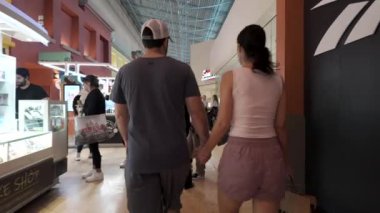 Miami, FL, ABD - 12 Aralık 2023: Dolphin Mall Miami tatil sezonu 2023