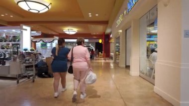 Miami, FL, ABD - 12 Aralık 2023: Dolphin Mall Miami 'de alışveriş yapan turistler