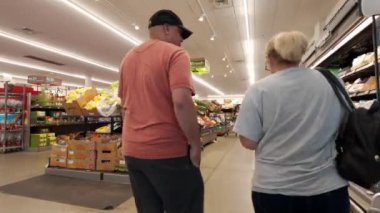 Miami, FL, ABD - 12 Aralık 2023: Miami Florida Aldi Süpermarketine Girmek