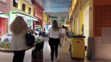 Miami, FL, ABD - 12 Aralık 2023 Miami Dolphin Mall 'u bırakana kadar alışveriş