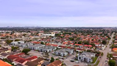 Hava aracı stok video Hialeah Miami FL konut evleri ve apartmanlar 4k