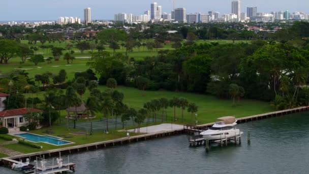 Drone Aéreo Stock Vídeo Indian Creek Miami Florida Luxo Casas — Vídeo de Stock