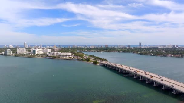 Stock Video Julia Tuttle Causeway Tot Oprichting Van Miami Beach — Stockvideo