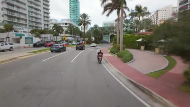 Miami Beach Eua Dezembro 2023 Seguindo Cara Montando Uma Scooter — Vídeo de Stock