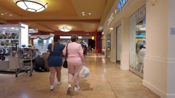 美国佛罗里达州迈阿密 2023年12月12日 游客在迈阿密海豚商场购物 — 图库视频影像