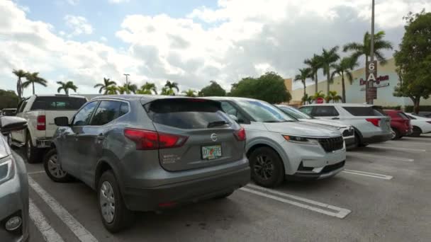 Майами Штат Флорида Сша Декабря 2023 Года Прогулка Парковке Автомобилей — стоковое видео