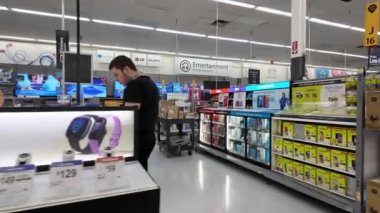 Sunrise, FL, ABD - 11 Ocak 2024: Walmart Elektronik Bölümü