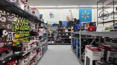 Sunrise, FL, ABD - 11 Ocak 2024: Walmart Motion Tour 'da aletler ve donanım