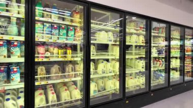 Sunrise, FL, ABD - 11 Ocak 2024: Walmart yürüyüş gezisinde stok görüntüleri mili ve yumurtalar