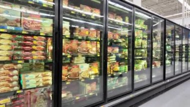 Sunrise, FL, ABD - 11 Ocak 2024: Walmart 4k 'da stok görüntüleri donduruldu