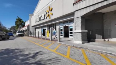 Sunrise, FL, ABD - 11 Ocak 2024: Sunrise Florida 'da bir Walmart perakende mağazasına girmek