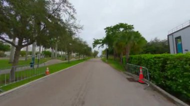 Miami, FL, ABD - 10 Ocak 2024: Maurice Ferre Lot Müzesi Park Miami FL 'e varış