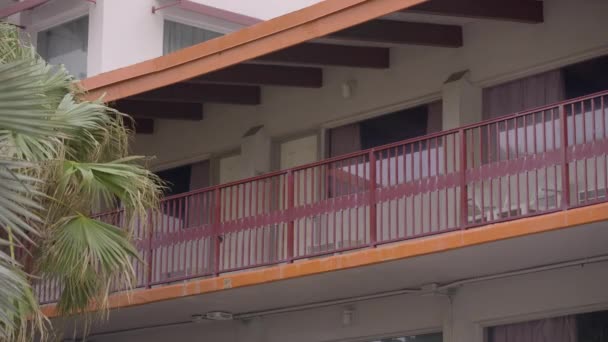 Hdr Vídeo Velho Florida Estilo Hotel Com Palmas Tiro Prores — Vídeo de Stock