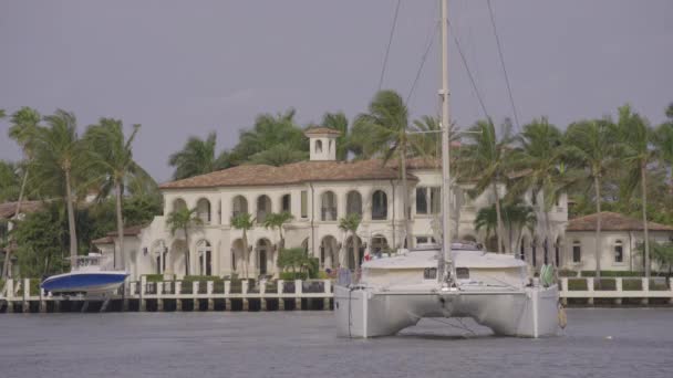 Luksusowa Scena Florydzie Jachtem Rezydencjami Tle Hdr Wideo Nakręcony Progach — Wideo stockowe