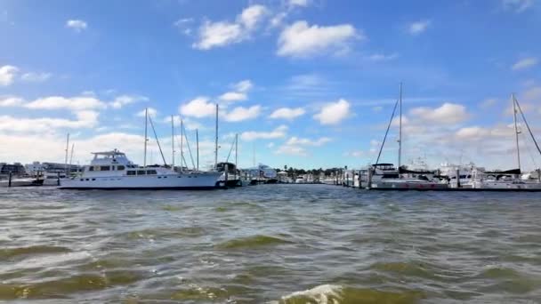 Charterbåtar Anastasia Augustine Waterfront Scen — Stockvideo