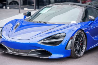 Miami, FL, ABD - 25 Ocak 2024: Mavi bir McLAREN 750S 'in stok fotoğrafı