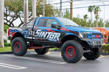 Miami, FL, ABD - 25 Ocak 2024: Blue Sintor 4x4 özel kamyonet dönüşümü