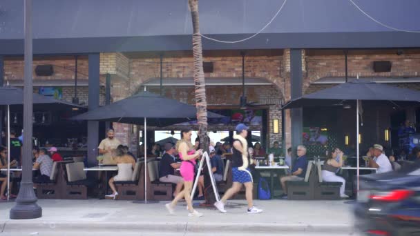 美国佛罗里达州劳德代尔堡 2024年1月28日 游客在劳德代尔堡海滩A1A餐厅用餐 Hdr Video Mov — 图库视频影像