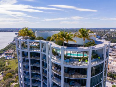 Coconut Grove, FL, ABD - 30 Ocak 2024: One Park Cocont Grove Miami 'deki havuz çatısı fotoğrafı