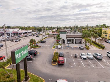 Miami, FL, ABD - 30 Ocak 2024: Hava fotoğrafı Pollo Tropikal Restoran