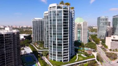 Miami, FL, ABD - 30 Ocak 2024: Havacılık Park Grove Apartmanı 'nda Klüp Konutları Miami 4k