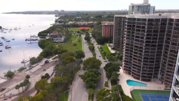 Aerial Ujawnia Budynki Coconut Grove Miami — Wideo stockowe