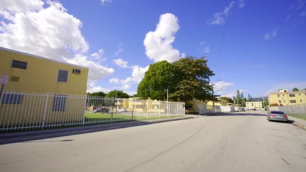 フェンスが付いているマイアミの低所得ハウジング4K Hdrビデオ — ストック動画