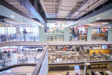 Miami, FL, ABD - 21 Şubat 2024: 3 katlı bir yemek salonu olan şehir merkezindeki Julia ve Henrys Miami