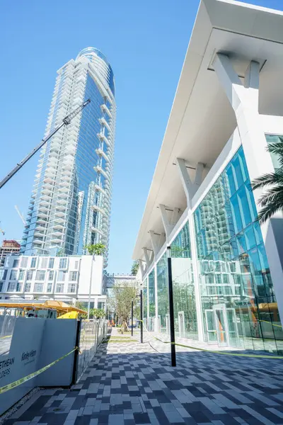 Miami Usa Februari 2024 Voetgangerswandeling Miami Worldcenter Tussen Torens — Stockfoto