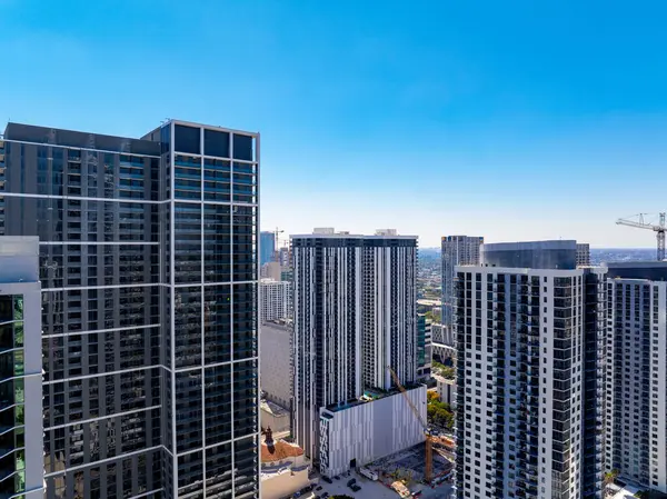 Miami şehir merkezindeki yüksek binalar İHA ile vuruldu