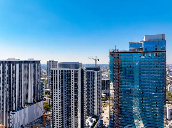 Miami 2024 şehir merkezinde inşaat halindeki binalar