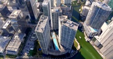 Miami, FL, ABD - 21 Şubat 2024 Havacılık W Otel Brickell Miami Nehri üzerinde