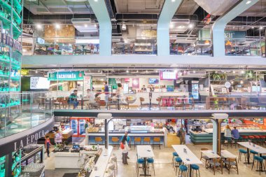 Miami, FL, ABD - 21 Şubat 2024: 3 katlı bir yemek salonu olan şehir merkezindeki Julia ve Henrys Miami