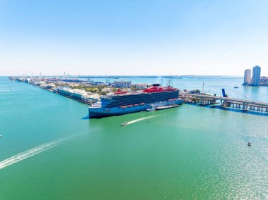 Miami, FL, ABD - 21 Şubat 2024: Miami Limanı 'ndaki Bakire Kadın