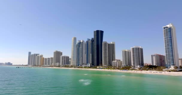 海滩外的空中全景阳光岛沙滩上的公寓5K 2024 — 图库视频影像