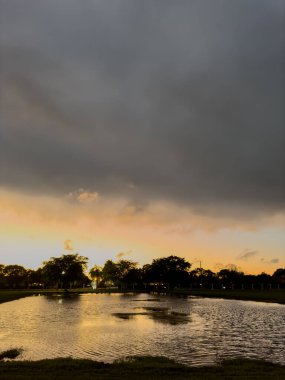 Doğa fırtınası gökyüzünü kapladı.
