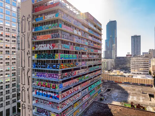 Miami Abd Şubat 2024 Grafiti Dolu Eski Vitas Binasının Havadan — Stok fotoğraf
