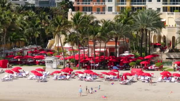 サニーアイレスビーチ アメリカ 2024 赤い傘マイアミとストックビデオビーチリゾート — ストック動画