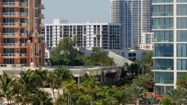 Aerial Drone Video Sunny Isles Beach Miami Kurorty Czerwonymi Parasolami — Wideo stockowe