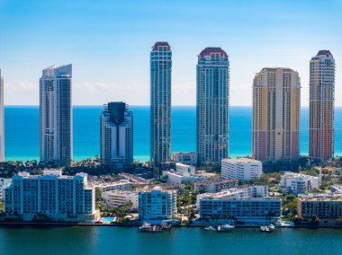 Sunny Isles Beach FL 'de havadan çekilmiş milyon dolarlık daireler.