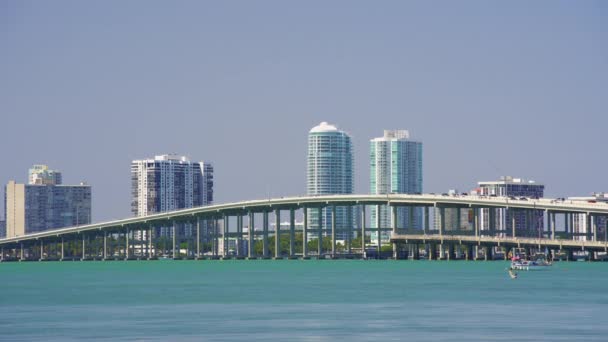 Metraje Rickenbacker Causeway Brickell Bay Miami Escena 2024 — Vídeos de Stock